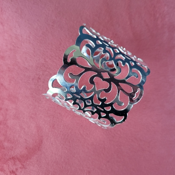 GORGEOUS BRAND NEW SILVER SCROLL CUFF INTRiCATE AND ORNATE - Picture 5 of 6